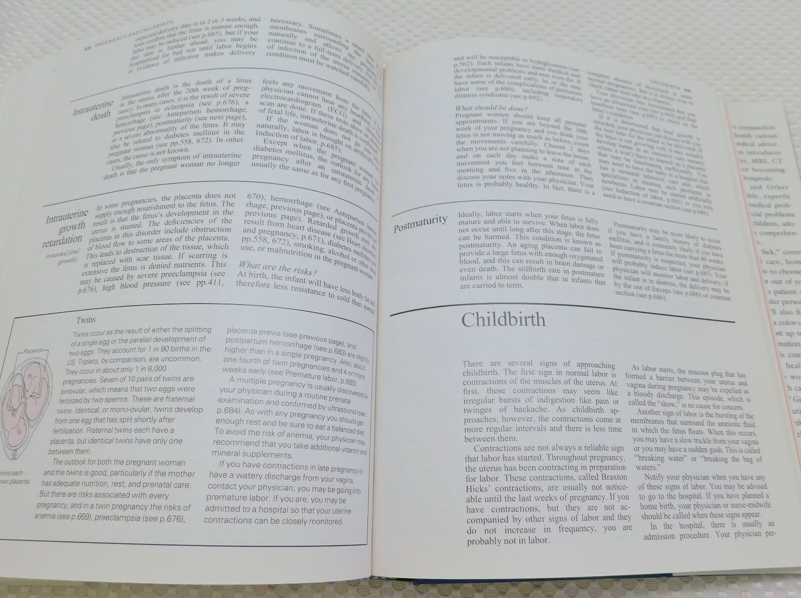 The American Medical Association Family Medical Guide 880 pages HC Dust Jacket
