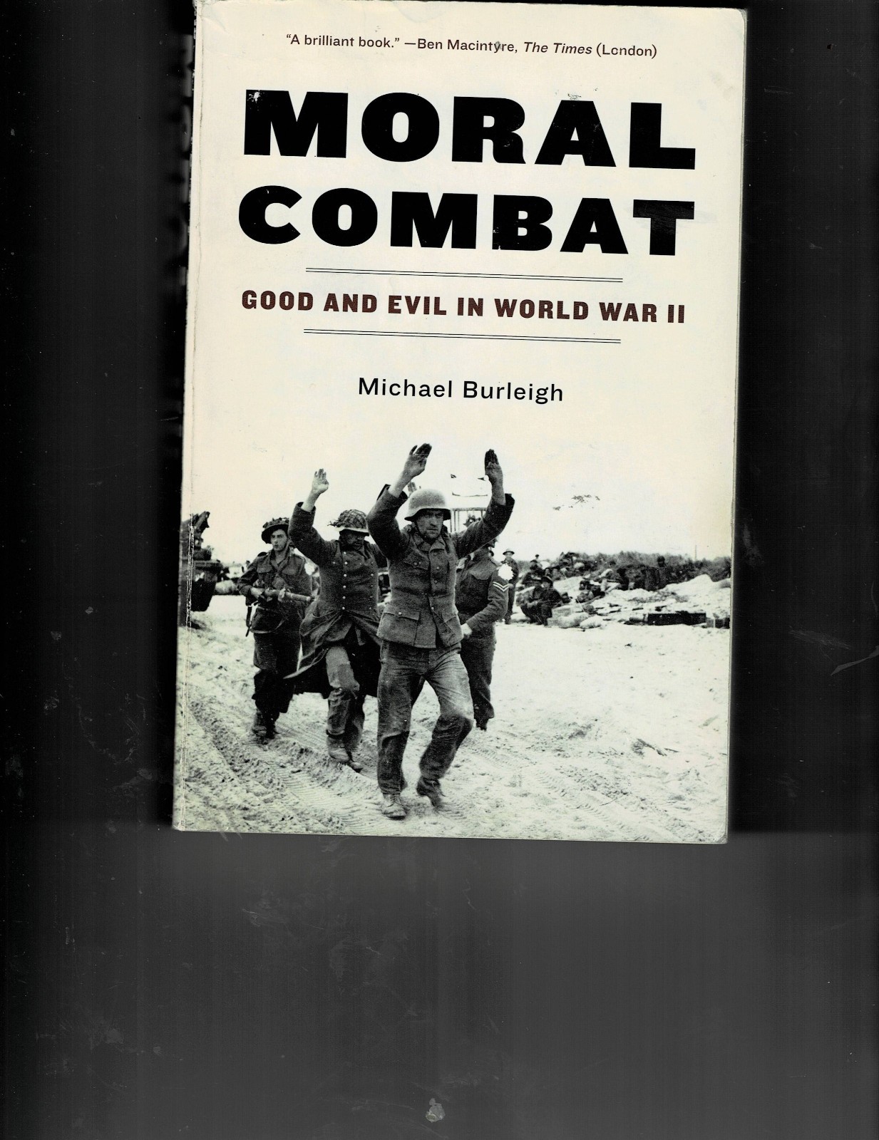 Moral Combat: Good and Evil in World War, Softcover by Michael Burleigh