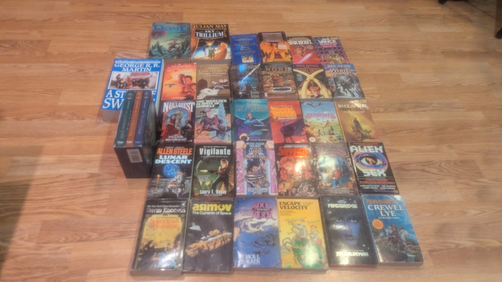 Lot of 34 Science Fiction Fantasy Paperbacks Novels 1970s-modern Daw & Others