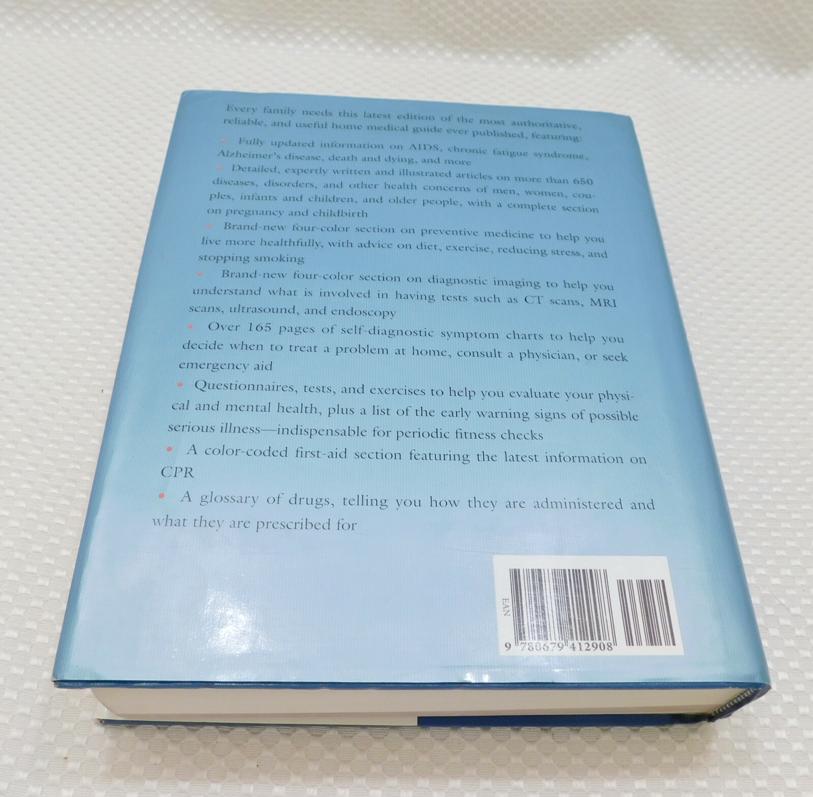 The American Medical Association Family Medical Guide 880 pages HC Dust Jacket