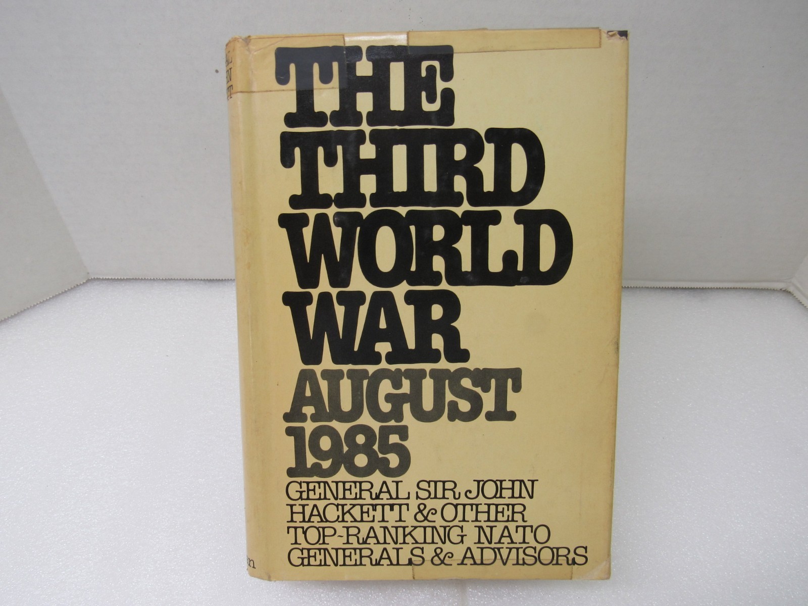 The Third World War August 1985 General Sir John Hackett & Others Macmillan 1978