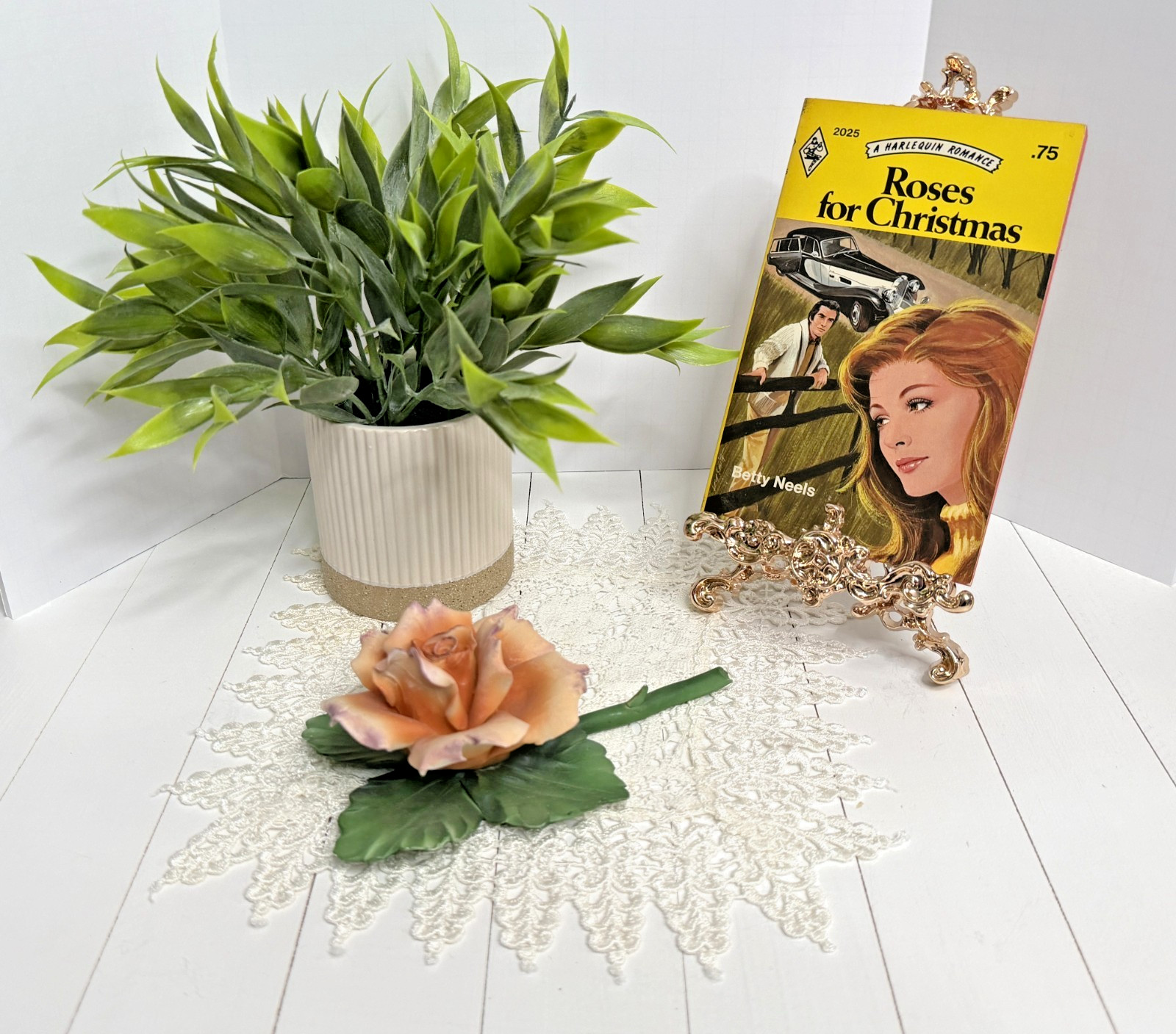 Vintage Harlequin Romance #2025, Roses For Christmas by Betty Neels, A557