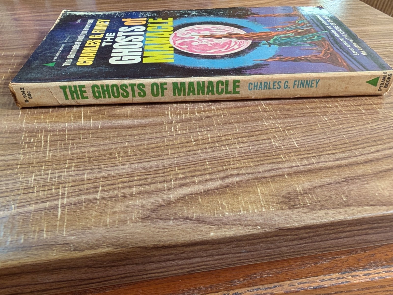 THE GHOSTS OF MANACLE Charles G. Finney 1964 paperback