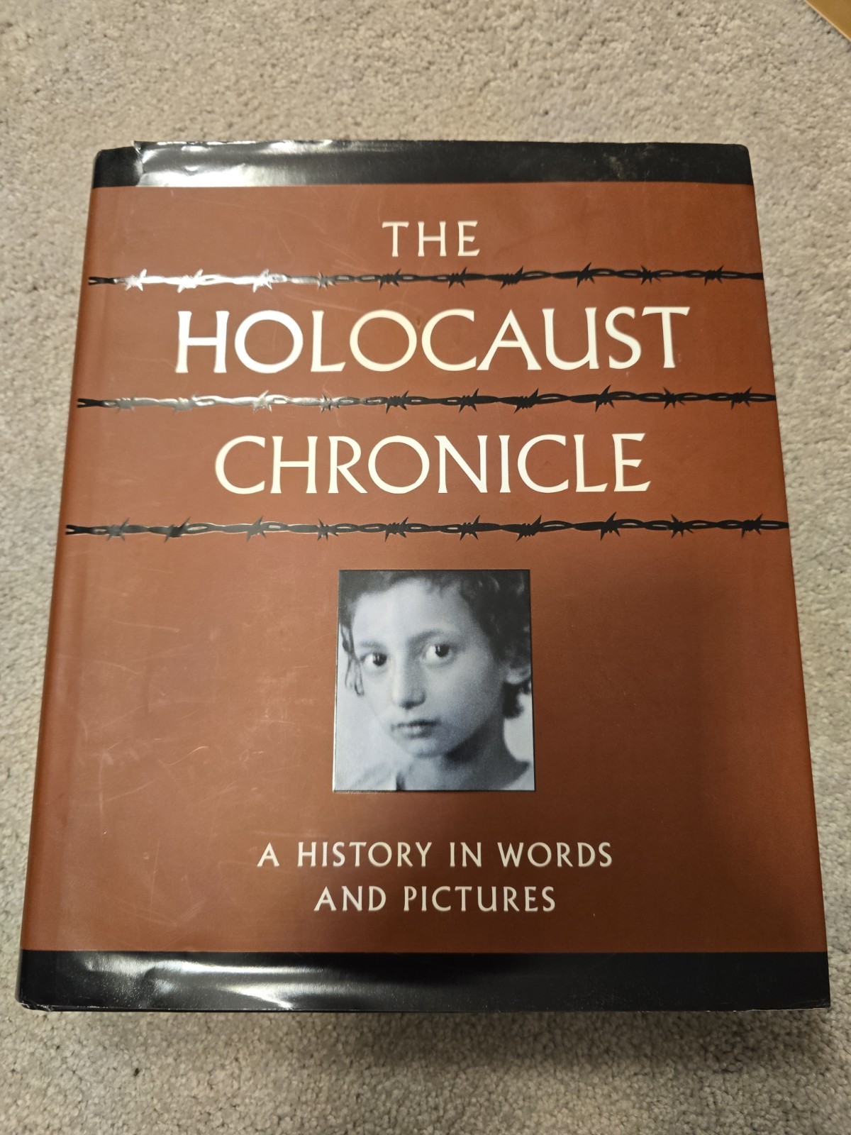 The Holocaust Chronicle : A History in Words and Pictures Hardcov